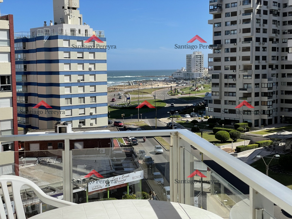 Apartamento ID.1039 - En alquiler de temporada, 2 dormitorios con vista a la isla, mucama y amenities completos a metros de la playa 