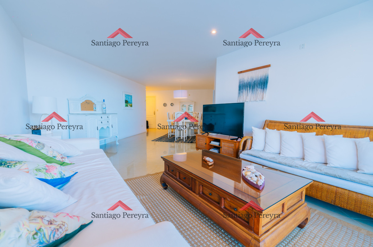 Apartamento ID.12858 - Amplio Apartamento de 3 dormitorios + dependencia a 100 metros Del Mar