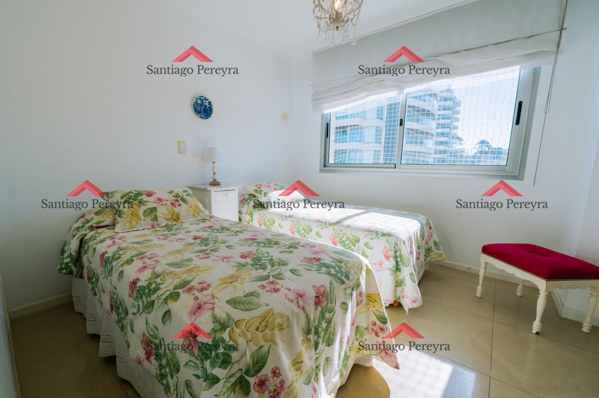 Apartamento ID.12858 - Amplio Apartamento de 3 dormitorios + dependencia a 100 metros Del Mar
