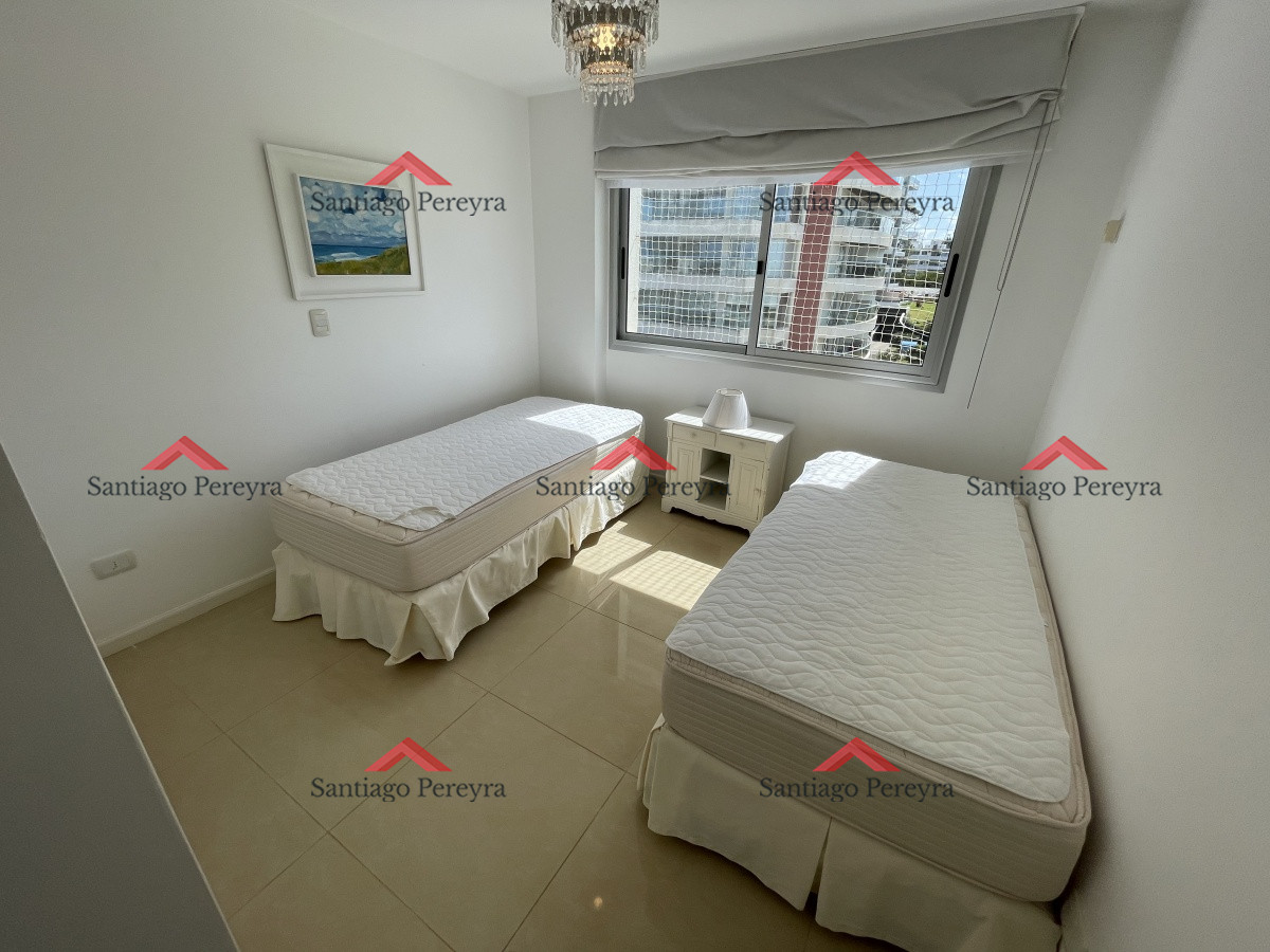 Apartamento ID.12858 - Amplio Apartamento de 3 dormitorios + dependencia a 100 metros Del Mar