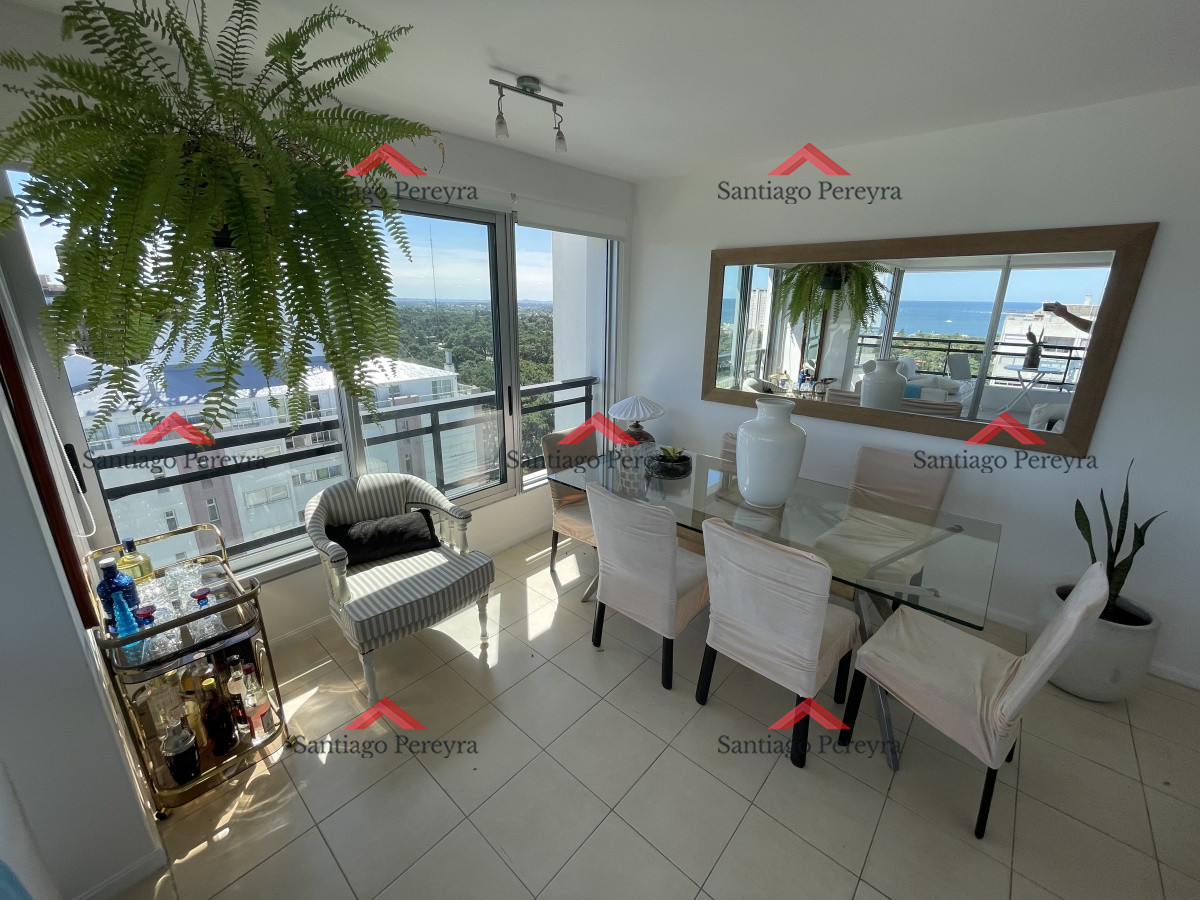 Apartamento ID.14018 - Penthouse con hermosa vista en venta, 3 dormitorios, cocina definida y lavadero, excelentes amenities y vista a amplia a la mansa