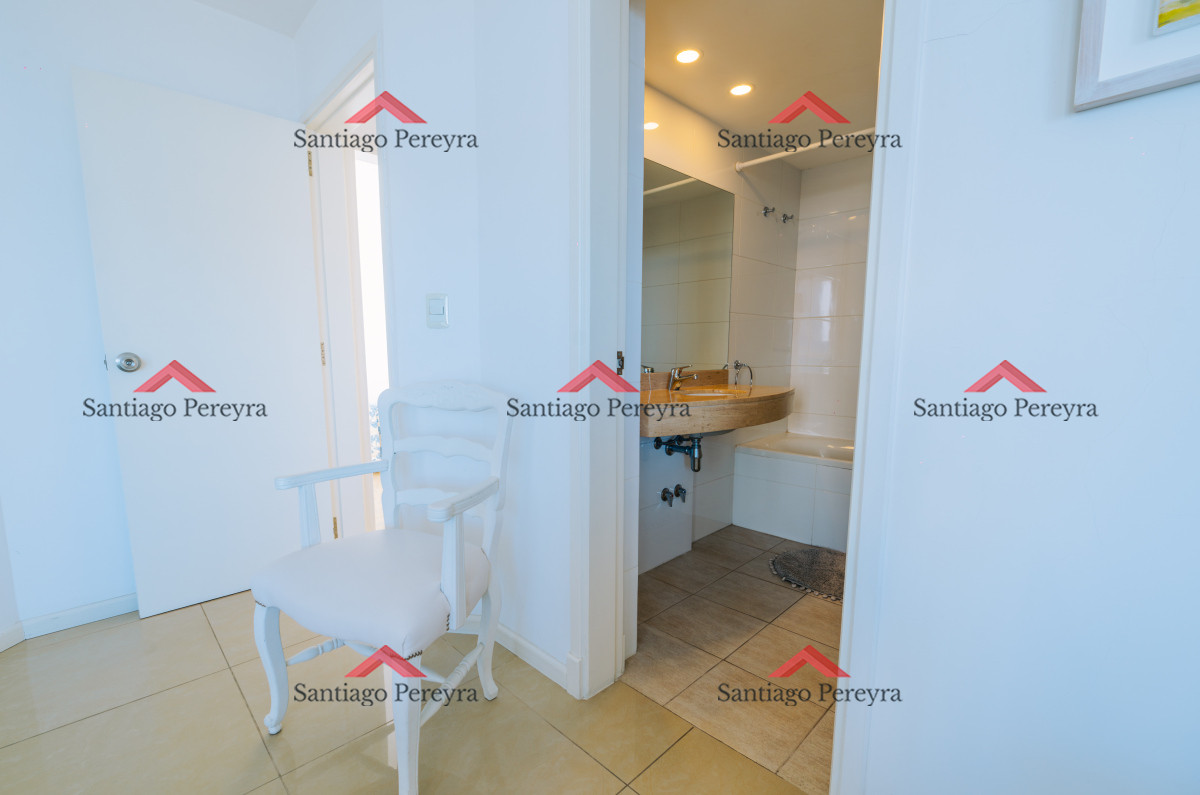 Apartamento ID.12858 - Amplio Apartamento de 3 dormitorios + dependencia a 100 metros Del Mar