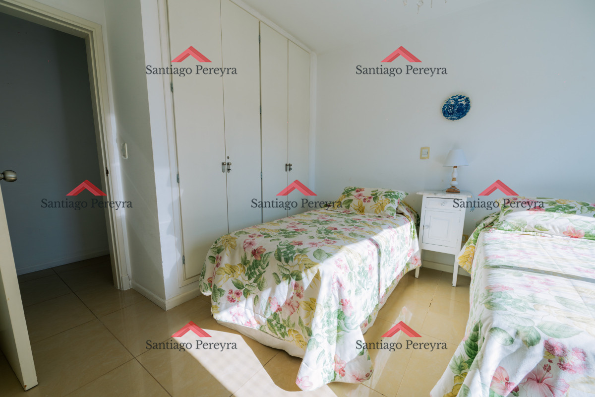 Apartamento ID.12858 - Amplio Apartamento de 3 dormitorios + dependencia a 100 metros Del Mar