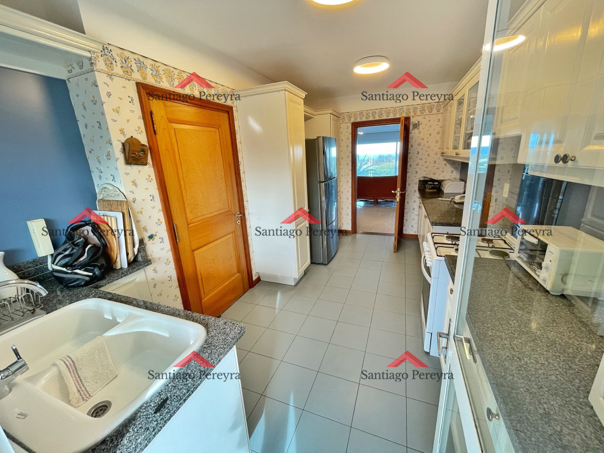 Apartamento ID.2717 - Excelente propiedad frente al mar, 3 dormitorios en suite mas dependencia amplio living con vista al mar y parrillero propio 163m2