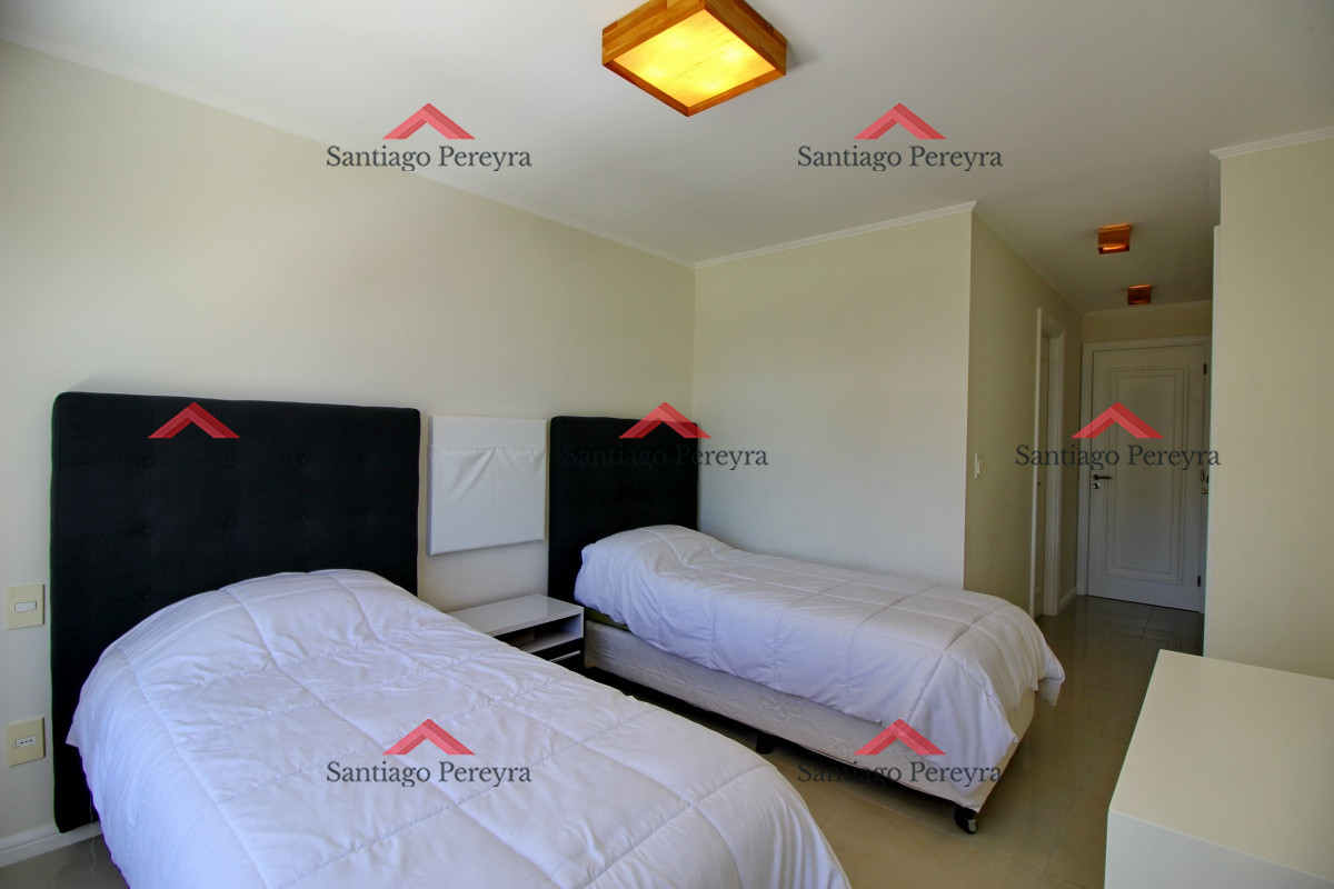Apartamento ID.11438 - Apartamento de 3 dormitorios, primera linea frente al mar, en alquiler y venta, Punta del Este