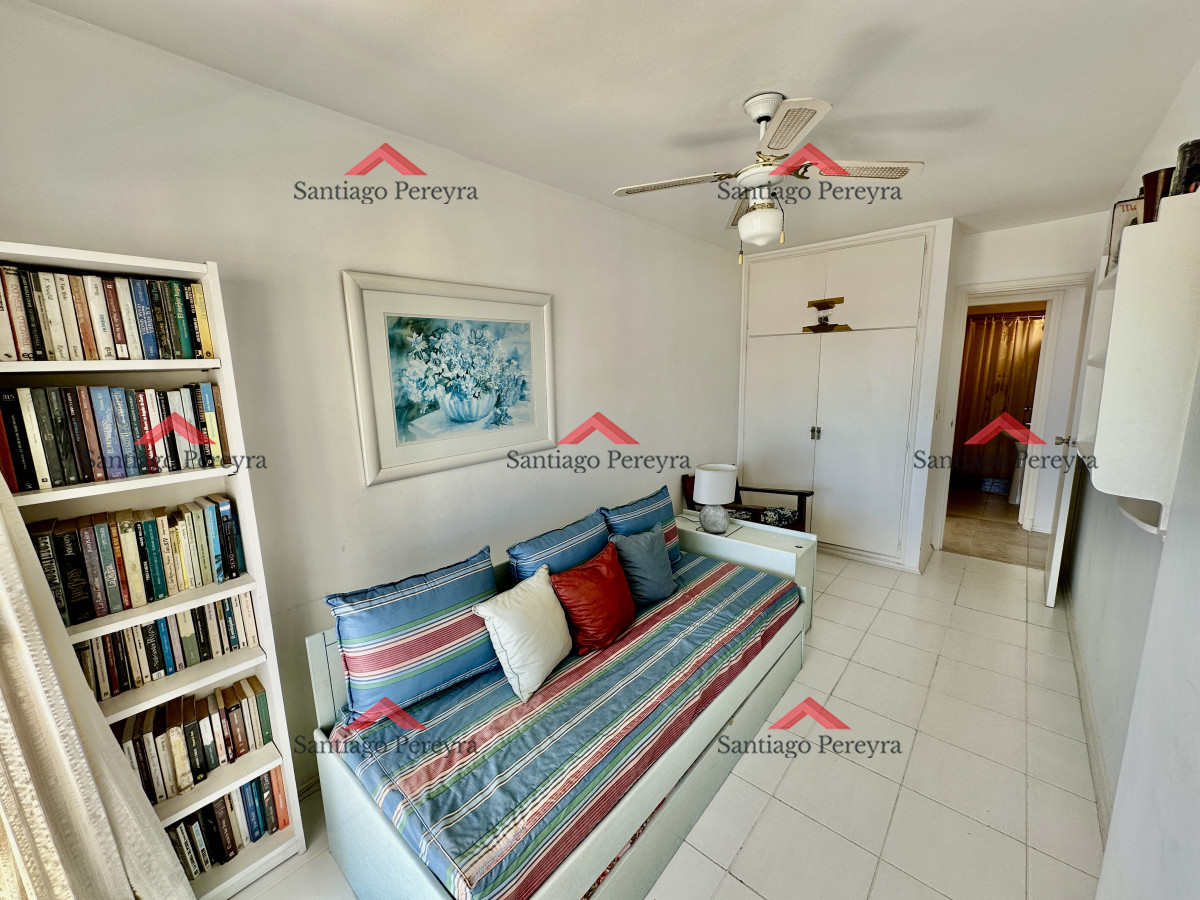 Apartamento ID.1616 - Apartamento de dos dormitorios con vista a playa mansa en venta
