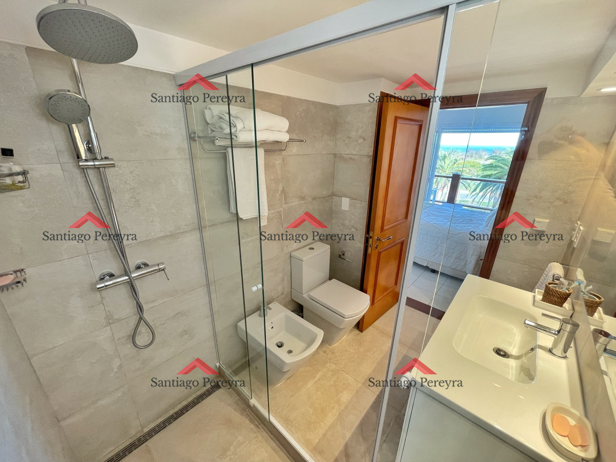 Apartamento ID.2717 - Excelente propiedad frente al mar, 3 dormitorios en suite mas dependencia amplio living con vista al mar y parrillero propio 163m2