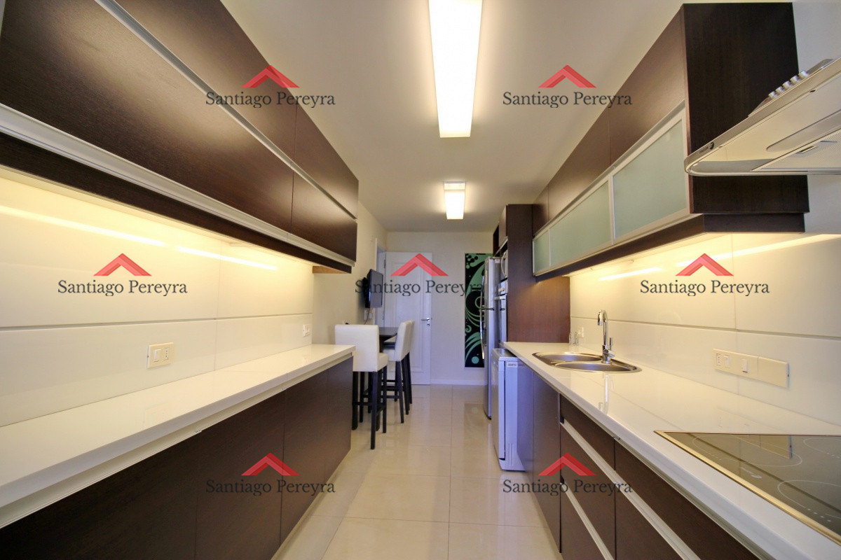 Apartamento ID.11438 - Apartamento de 3 dormitorios, primera linea frente al mar, en alquiler y venta, Punta del Este