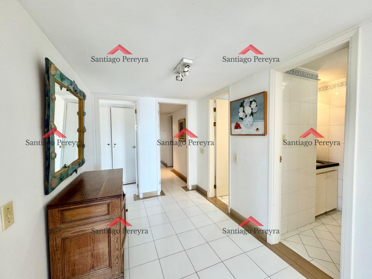 Apartamento ID.16892 - Apartamento en Venta de Cuatro Dormitorios y Dependencia 