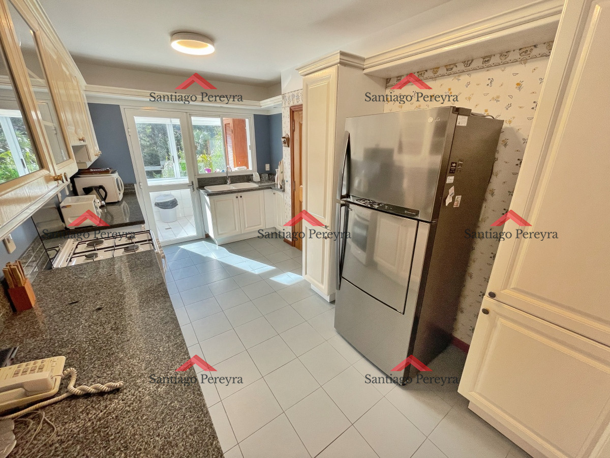 Apartamento ID.2717 - Excelente propiedad frente al mar, 3 dormitorios en suite mas dependencia amplio living con vista al mar y parrillero propio 163m2