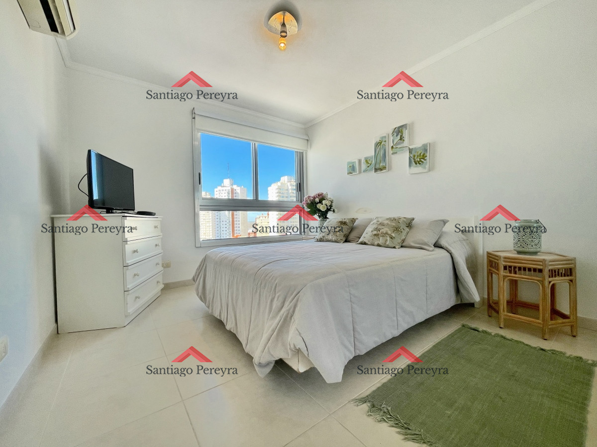 Apartamento ID.3082 - Amplio apartamento en venta, 3 dormitorios y dependencia, terraza con parrillero cerrada, excelentes amenities, zona Conrad a metros de playa mansa