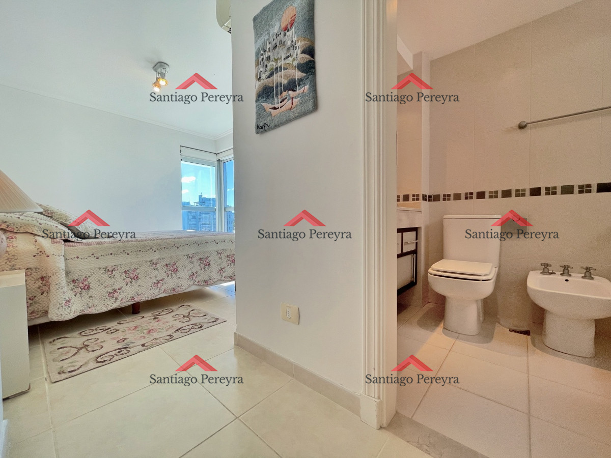 Apartamento ID.3082 - Amplio apartamento en venta, 3 dormitorios y dependencia, terraza con parrillero cerrada, excelentes amenities, zona Conrad a metros de playa mansa