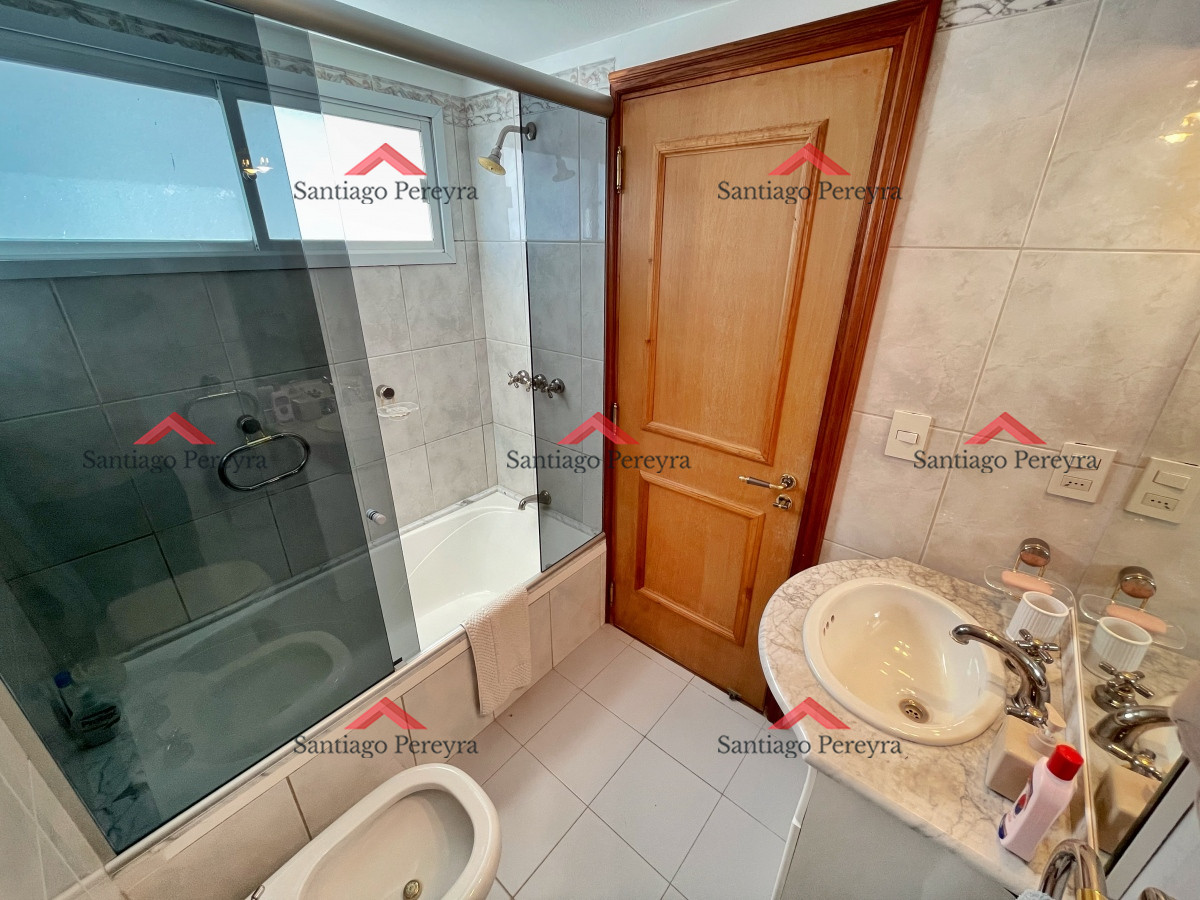 Apartamento ID.2717 - Excelente propiedad frente al mar, 3 dormitorios en suite mas dependencia amplio living con vista al mar y parrillero propio 163m2