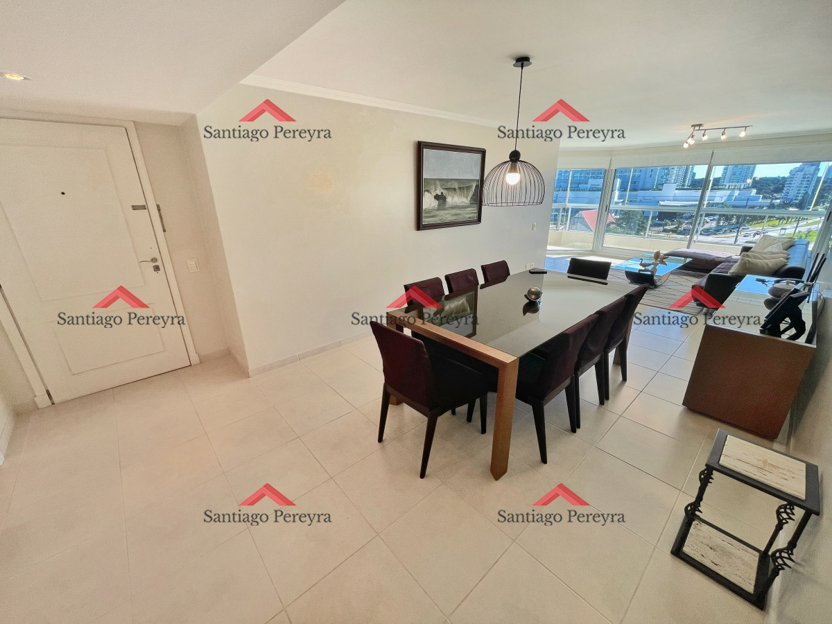 Apartamento ID.3082 - Amplio apartamento en venta, 3 dormitorios y dependencia, terraza con parrillero cerrada, excelentes amenities, zona Conrad a metros de playa mansa