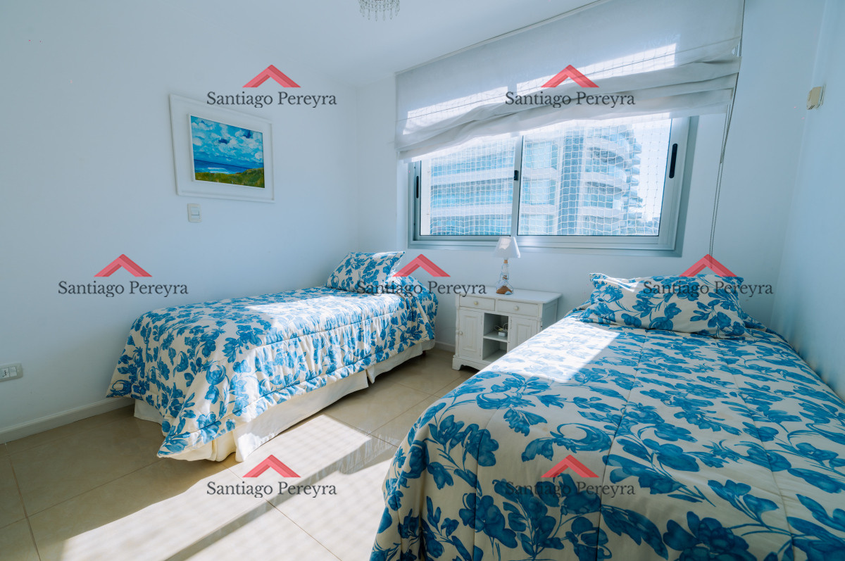 Apartamento ID.12858 - Amplio Apartamento de 3 dormitorios + dependencia a 100 metros Del Mar