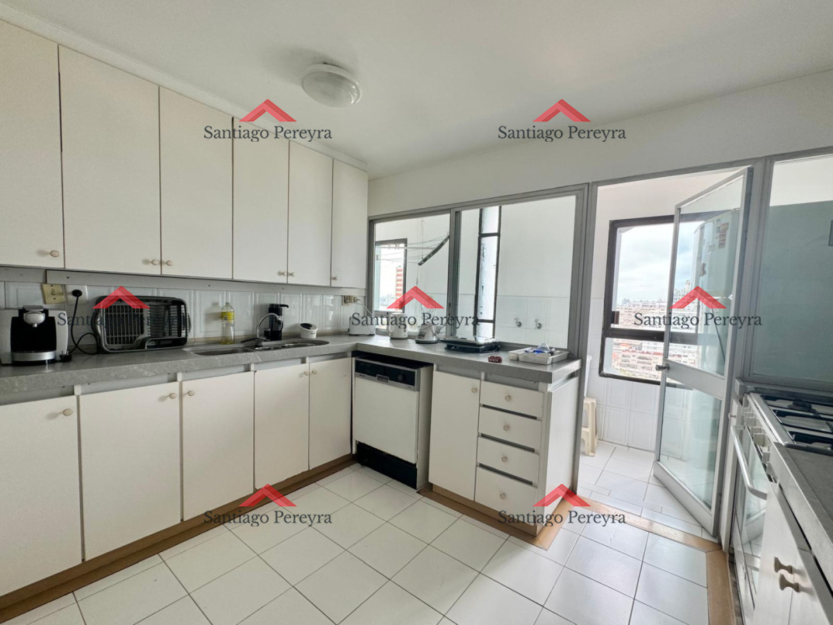 Apartamento ID.16892 - Apartamento en Venta de Cuatro Dormitorios y Dependencia 