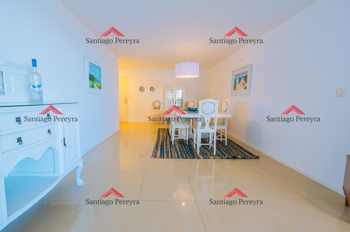 Apartamento ID.12858 - Amplio Apartamento de 3 dormitorios + dependencia a 100 metros Del Mar
