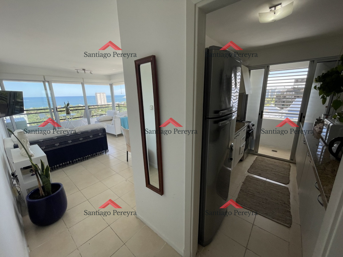 Apartamento ID.14018 - Penthouse con hermosa vista en venta, 3 dormitorios, cocina definida y lavadero, excelentes amenities y vista a amplia a la mansa