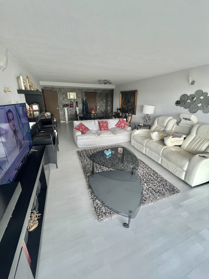 **Tu Refugio en Punta del Este: Elegancia y Comodidad en Roosevelt**

Descubre este exclusivo apartamento de 3 dormitorios y 4 baños, ubicado en la codiciada zona de Roosevelt, Punta del Este. Este espacio ha sido diseñado para ofrecerte el equilibrio perfecto entre confort y estilo, ideal tanto para disfrutar de tus vacaciones como para residir de manera permanente.

La unidad cuenta con una cocina definida, un amplio living y un acogedor comedor, donde cada rincón invita a crear momentos inolvidables. Con una distribución pensada para maximizar la luz natural y la privacidad, este apartamento se convierte en el hogar soñado para familias o grupos de amigos.

Los gastos comunes son de USD 780, lo que incluye servicios que garantizan tu comodidad y tranquilidad. Aunque la superficie propia no está especificada, la calidad de los espacios y la atención al detalle son evidentes en cada área de la propiedad.

No dejes pasar la oportunidad de vivir en uno de los destinos más emblemáticos de la costa uruguaya. Consulta con nuestros asesores para obtener más información y agendar una visita. ¡Tu nuevo hogar en Punta del Este te está esperando!