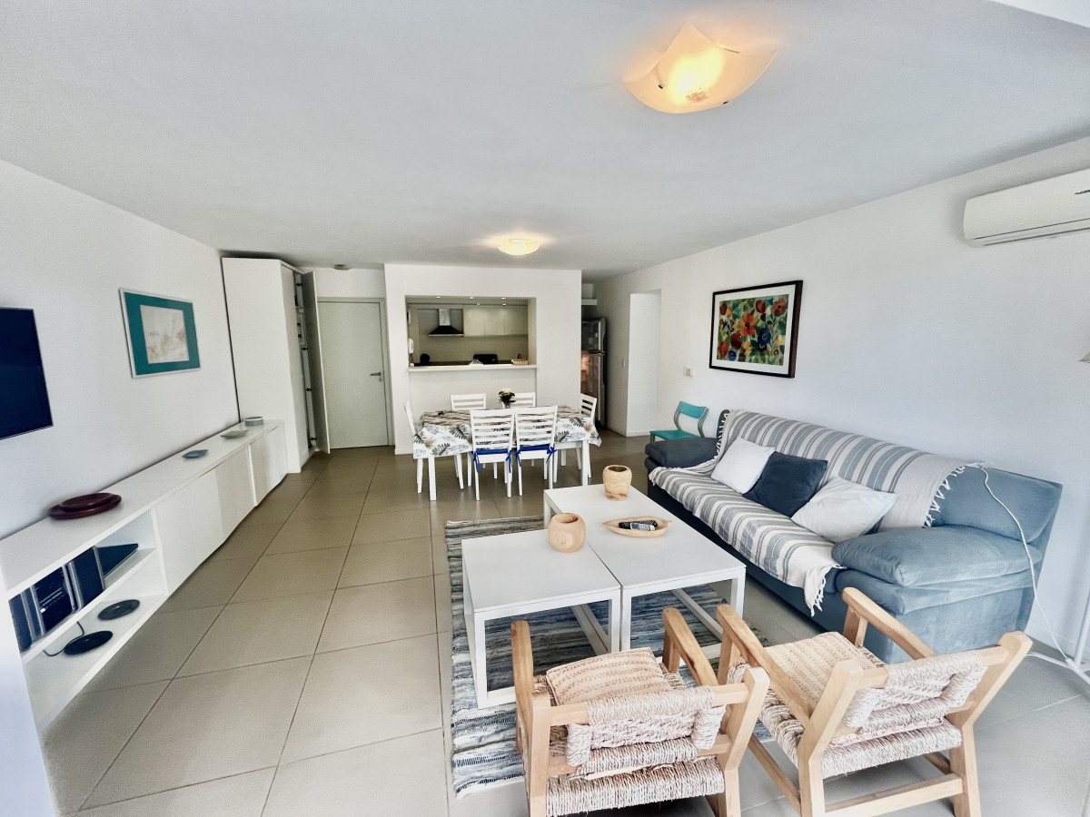 ¡Vive el sueño de Punta del Este! Presentamos un exclusivo apartamento en Rincón del Indio, a solo 300 metros del mar. Este lujoso hogar de 3 dormitorios, incluyendo una suite, y 3 baños, ofrece una combinación perfecta de confort y estilo. 

La cocina integrada fluye hacia un espacioso living y comedor, creando un ambiente abierto y acogedor para disfrutar con familia y amigos. Pero eso no es todo, este apartamento también cuenta con un sauna privado y una piscina climatizada, convirtiéndolo en el lugar perfecto para relajarse y desconectar.

Con gastos comunes de $66000, este apartamento es una oportunidad única para disfrutar de la vida costera con todas las comodidades de un hogar moderno. 

No pierdas la oportunidad de vivir en uno de los lugares más deseados de Punta del Este. Nuestros asesores están listos para responder a todas tus preguntas. ¡Contáctanos hoy mismo!