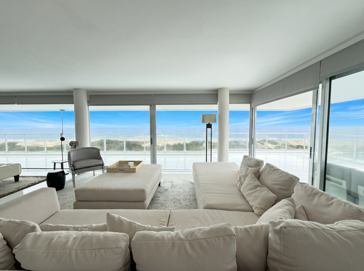 Apartamento en venta en Playa Brava, Punta del Este con vista 360 grados

Este amplio apartamento en Playa Brava, Punta del Este, ofrece una experiencia única con su impresionante vista de 360 grados. Con una superficie total de 720 m², esta propiedad se presenta como una excelente oportunidad para quienes buscan confort y lujo en un entorno privilegiado.

La unidad cuenta con 4 dormitorios, de los cuales 4 son suites, y 7 baños en total, proporcionando un espacio generoso y funcional para familias o grupos. La cocina está definida y se integra con un luminoso living y comedor, ideal para el disfrute diario. Además, el apartamento incluye servicio de mucamas, sauna y piscina, garantizando un estilo de vida cómodo y relajante.

Ubicado en una zona de servicios, este apartamento se encuentra a pasos de la playa y cerca de restaurantes y comercios, lo que lo convierte en un lugar ideal tanto para vivir como para vacacionar. La combinación de amenities y su ubicación hacen de esta propiedad una opción atractiva e