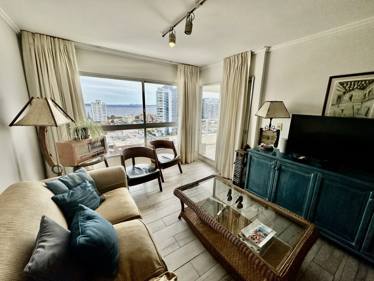 Apartamento en venta en Playa Brava, Punta del Este a 100 metros del mar

Este apartamento en Playa Brava, Punta del Este, se ofrece a la venta por un precio competitivo. Con una superficie total de 80 m², la unidad cuenta con 3 dormitorios, 2 baños y 1 suite, ideal para disfrutar de la cercanía a la playa y de un entorno cómodo y funcional.

La distribución del apartamento incluye una cocina y un living, proporcionando un espacio acogedor para compartir. Con todas las comodidades necesarias, está equipado con microondas, TV por cable, WiFi, freezer y aire acondicionado, asegurando un ambiente confortable durante todo el año.

El edificio ofrece una amplia gama de amenities, que incluyen piscina climatizada, gimnasio, sauna, vestuarios, barbacoa, cancha de pádel, y más. Además, cuenta con servicios de mucama y mantenimiento, así como portería y garagista, lo que garantiza una experiencia de vida sin preocupaciones en una zona con acceso a servicios y restaurantes.

Los gastos comunes son de USD 380, lo que incluye el mantenimiento de las áreas comunes y servicios adicionales. Para aquellos interesados en la renta, este apartamento presenta una excelente oportunidad de inversión. Consultar sobre opciones de financiación disponibles.

Preguntas frecuentes  
¿Cuál es el precio del apartamento?  
El precio del apartamento es competitivo y se puede consultar directamente con nuestros asesores.

¿Cuáles son los gastos comunes?  
Los gastos comunes ascienden a USD 380 mensuales.

¿Hay opciones de financiación disponibles?  
Sí, existen opciones de financiación que se pueden discutir con nuestros asesores.

Envianos un mensaje ahora al WhatsApp +598 99 907 845.