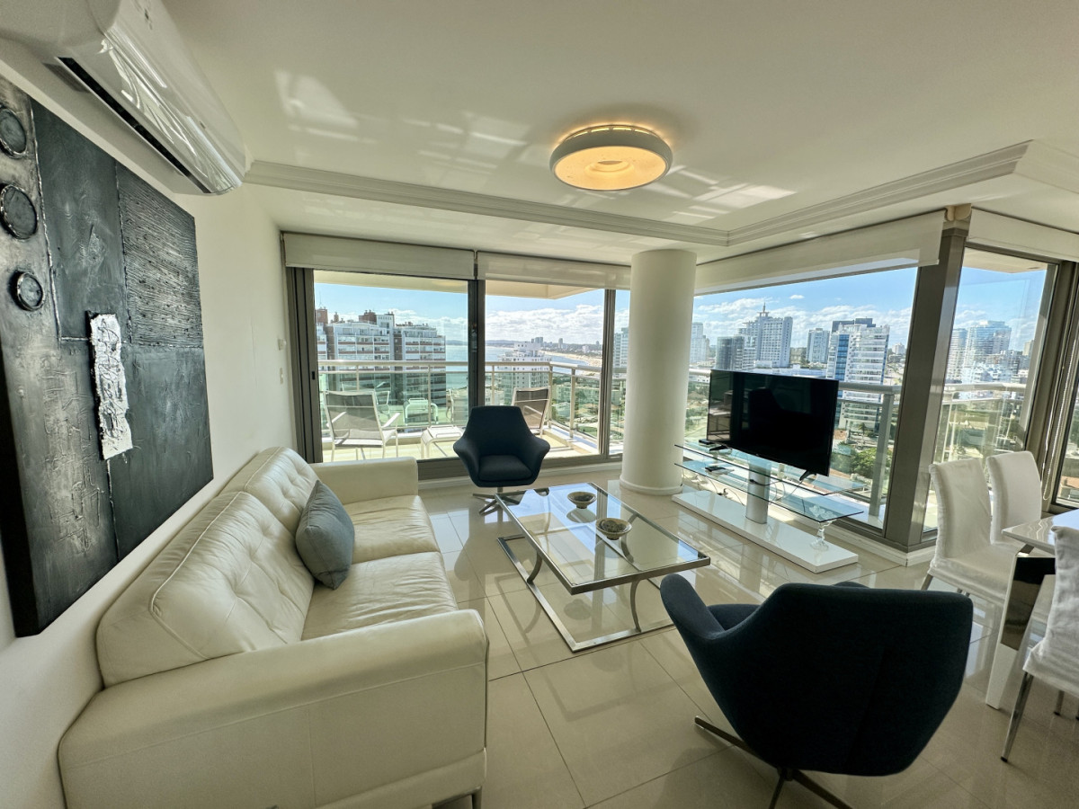 Descubre este encantador apartamento en la codiciada zona de Brava, Punta del Este, a solo 100 metros de la playa. Ideal para disfrutar de la brisa marina y la vibrante vida costera, esta unidad de 2 dormitorios y 2 baños (incluyendo una suite) ofrece un espacio acogedor para hasta 4 personas.

Con una superficie total de 85 m², el apartamento cuenta con un luminoso living-comedor y una cocina completamente equipada, donde podrás preparar deliciosas comidas. Entre los electrodomésticos encontrarás cocina eléctrica, microondas, heladera con freezer, y hasta una licuadora para tus batidos veraniegos. Además, disfrutarás de comodidades como aire acondicionado, TV por cable y WiFi para mantenerte conectado.

Los amenities son un verdadero lujo: relájate en la piscina climatizada, mantente activo en el gimnasio o en la cancha de tenis, y disfruta de momentos de esparcimiento en el microcine y la sala de TV. También contarás con servicio de mucamas y servicio de playa para que tu estadía sea aún más placentera.

No dejes pasar la oportunidad de vivir en este oasis de tranquilidad y confort. Consulta con nuestros asesores y descubre todo lo que este apartamento tiene para ofrecerte. ¡Tu nuevo hogar en Punta del Este te espera!
