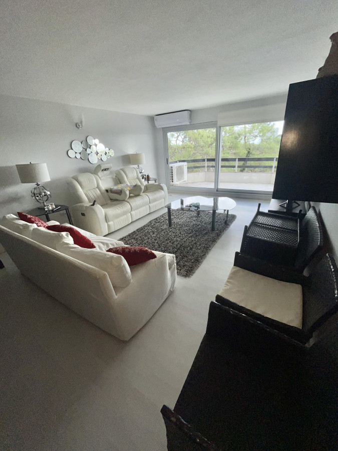 **Tu Refugio en Punta del Este: Elegancia y Comodidad en Roosevelt**

Descubre este exclusivo apartamento de 3 dormitorios y 4 baños, ubicado en la codiciada zona de Roosevelt, Punta del Este. Este espacio ha sido diseñado para ofrecerte el equilibrio perfecto entre confort y estilo, ideal tanto para disfrutar de tus vacaciones como para residir de manera permanente.

La unidad cuenta con una cocina definida, un amplio living y un acogedor comedor, donde cada rincón invita a crear momentos inolvidables. Con una distribución pensada para maximizar la luz natural y la privacidad, este apartamento se convierte en el hogar soñado para familias o grupos de amigos.

Los gastos comunes son de USD 780, lo que incluye servicios que garantizan tu comodidad y tranquilidad. Aunque la superficie propia no está especificada, la calidad de los espacios y la atención al detalle son evidentes en cada área de la propiedad.

No dejes pasar la oportunidad de vivir en uno de los destinos más emblemáticos de la costa uruguaya. Consulta con nuestros asesores para obtener más información y agendar una visita. ¡Tu nuevo hogar en Punta del Este te está esperando!