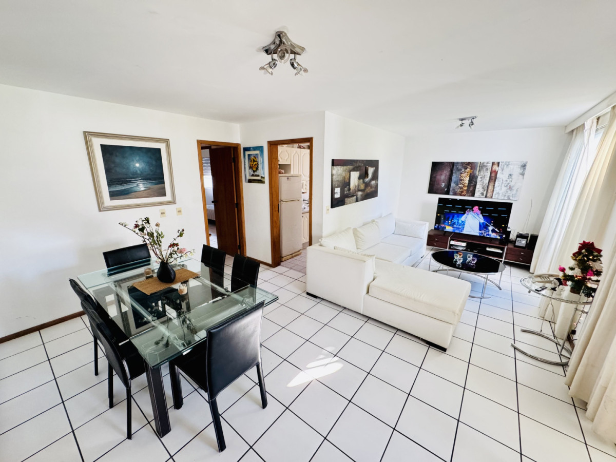 Descubre este exclusivo apartamento de 2 dormitorios, 2 baños (1 en suite) cocina definida y habitación extra con parrillero propio, en planta baja y con cochera abierta de uso exclusivo. Ubicado en la codiciada zona de Mansa, donde la tranquilidad y la belleza del entorno se combinan para ofrecerte el hogar ideal. 

Con una distribución inteligente, esta unidad cuenta con 2 baños, incluyendo una suite principal que garantiza privacidad y confort. La cocina está diseñada para maximizar el espacio y la funcionalidad, perfecta para disfrutar de momentos culinarios en familia o con amigos.

El edificio ofrece servicio de mucamas, recepción, piscina y gimnasio. Gastos comunes bajos

No dejes pasar la oportunidad de vivir en uno de los destinos más deseados de la costa uruguaya. Consulta con nuestros asesores para más información y para agendar una visita. ¡Tu nuevo hogar te espera!