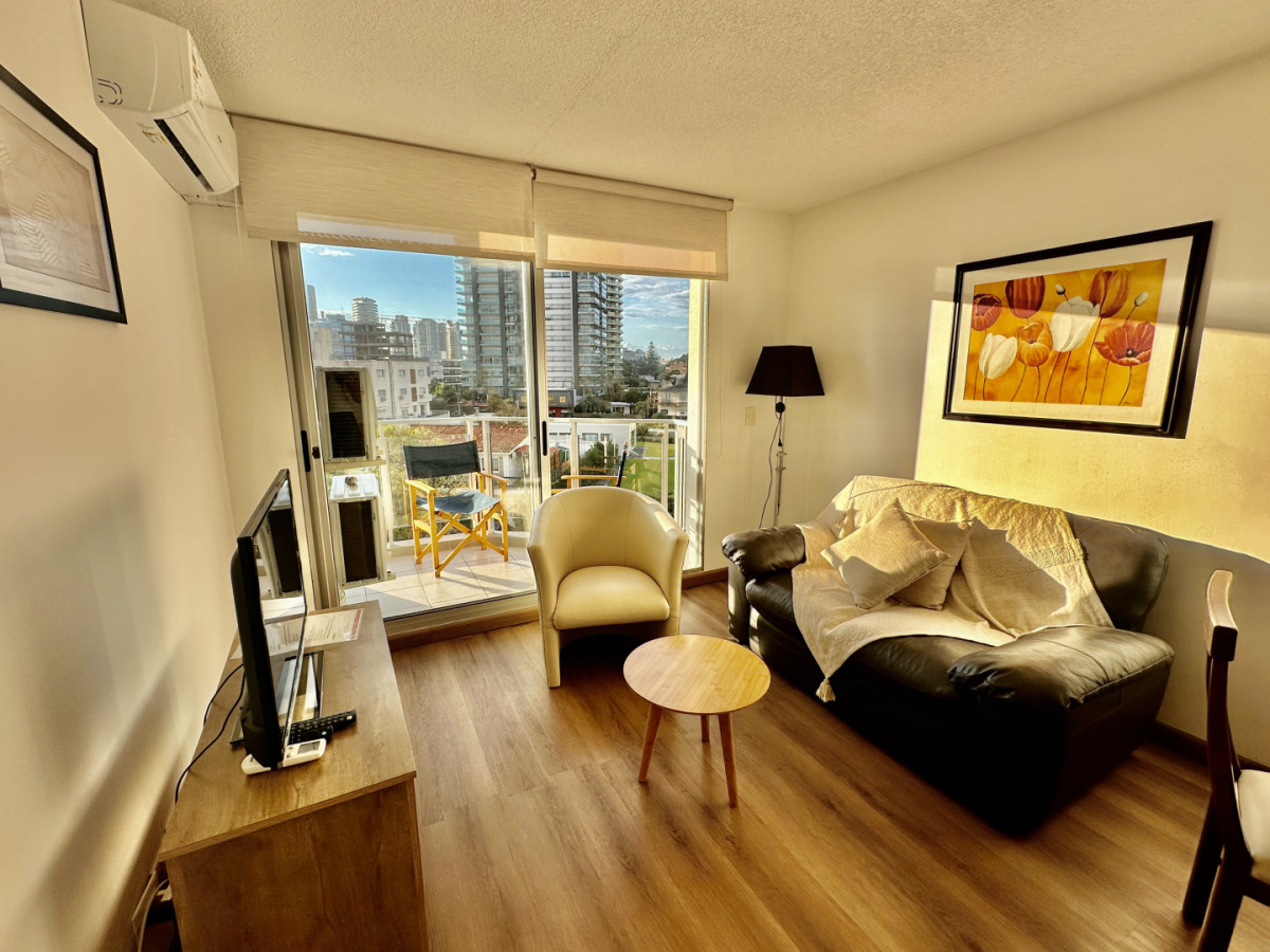 Santiago Pereyra Propiedades vende en exclusividad excelente apartamento en Playa Brava, a tan solo 1 cuadra de la playa Brava, 3 de playa Mansa, 3 de Gorlero y terminal de bus. Disfrute de los mejores amenities tales como: servicio de mucama, pileta cerrada climatizada, pileta exterior, cancha de mini futbol y basquet, cancha de pádel, saun y jacuzzi, gym, barbacoas y solarium. Torre ubicada en inmediaciones de zona comercial con establecimientos de varios rubros, ideal para dejar el auto en la cochera en subsuelo y recorrer Punta del Este a pie.

Agende su visita y no deje pasar esta oportunidad
