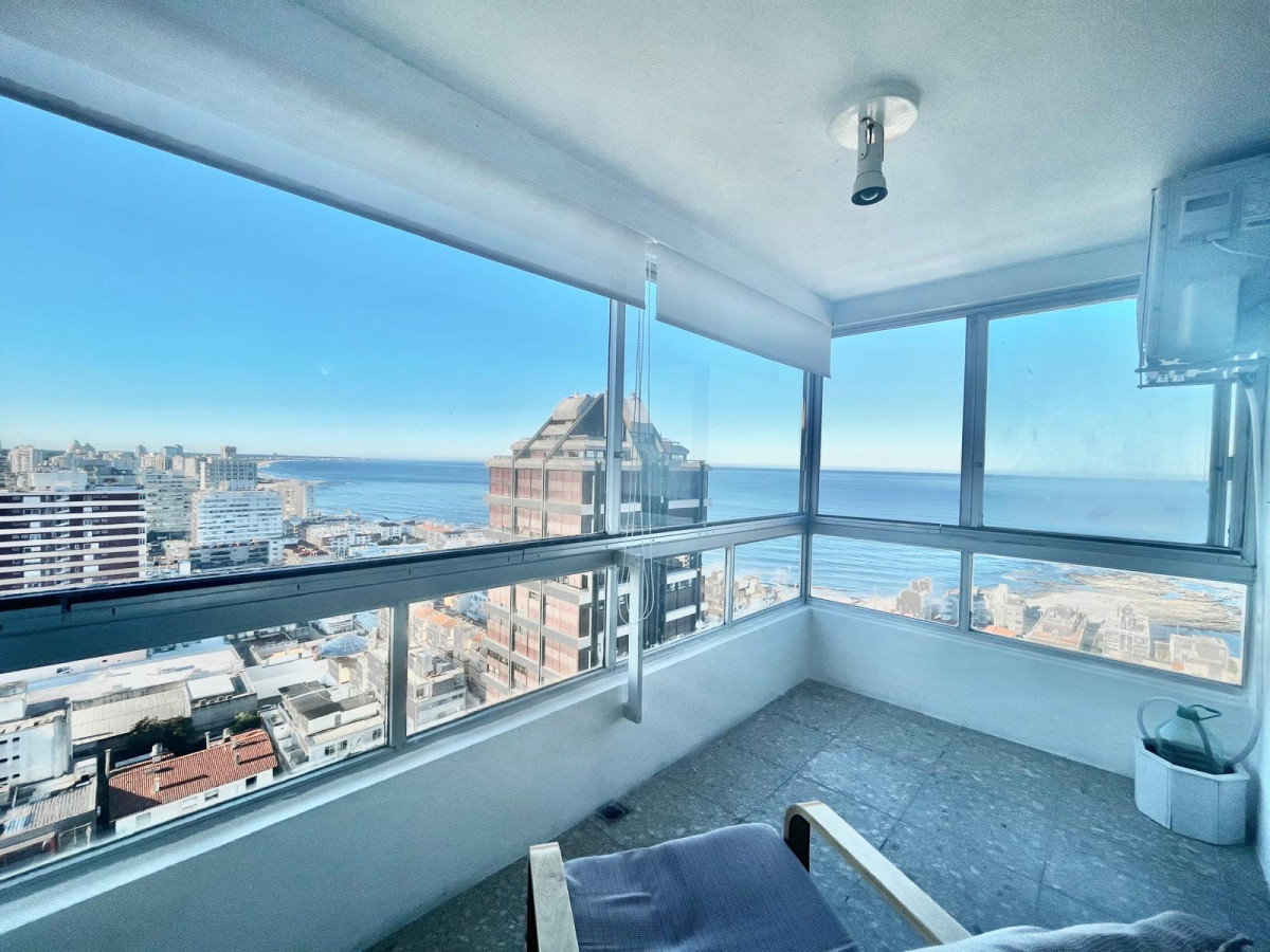 Ubicado en un piso alto, tiene una fantástica vista panorámica.

Alquile por la temporada un apto reciclado con servicio de mucamas y una excepcional vista al mar! 

Comodidades:

 - 2 dormitorios 
 - 2 baños
 - Living- comedor
 - Cocina con balcÃ³n lavadero
 - Terraza con impresionante vista!!!
 - Cochera en sub suelo

Servicios del Edificio:

 - Servicio de mucamas opcional
 - Recepción 24 horas
 - Gimnasio

CONSULTE POR MAS INFORMACIÓN A NUESTROS DATOS DE CONTACTO! 