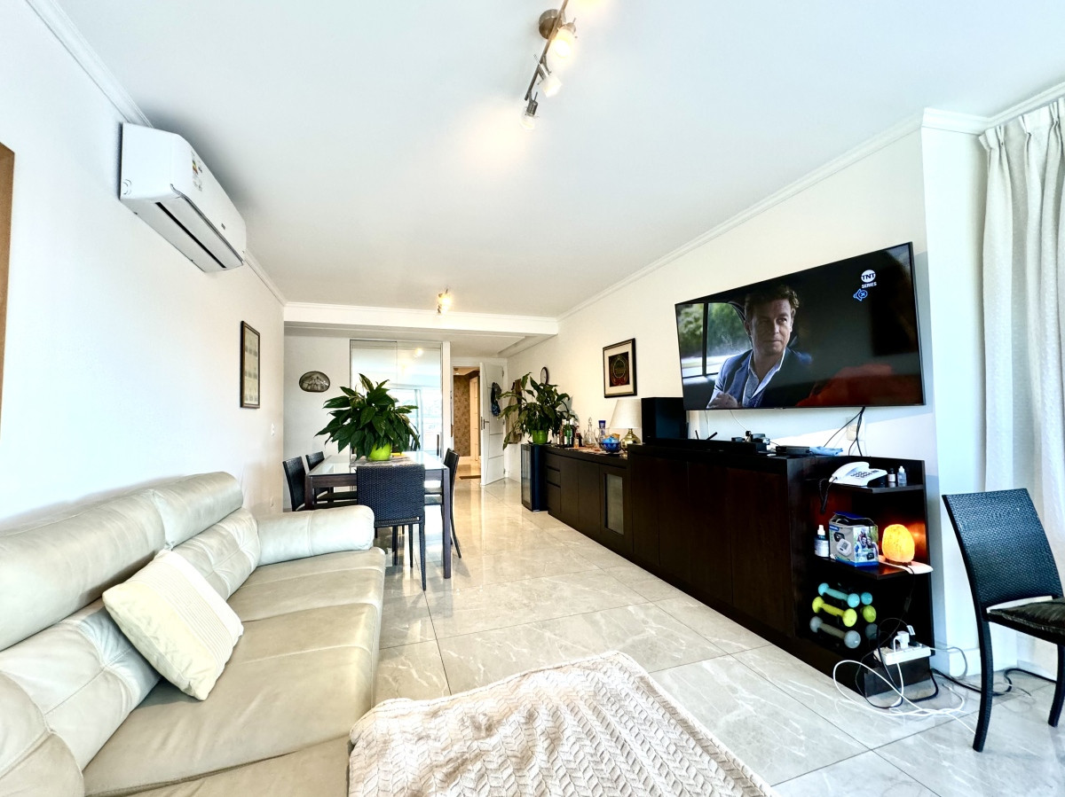 En el corazón de la mansa con hermosas vistas al mar y al bosque.
Miami Boulevard II es un edificio pensado para vivir todo el año, con amenities premium y excelente calidad constructiva.
 
Detalles:
* Amplio departamento de 2 dormitorios y 2 baños 
* Cocina (americana o definida) equipada con mobiliario y electrodomésticos (horno, anafe y campana)
* Parrillero propio en todas las unidades y terrazas de gran tamaño para disfrutar todo el año (las mismas se pueden cerrar)
* Placares en dormitorios (puertas e interiores)
* Aires acondicionados
* Losa radiante eléctrica en dormitorios y baños
 

Servicios premium:
* Piscina exterior y solárium
* Piscina interior climatizada de gran tamaño
* Gimnasio estilo club privado
* SPA con jacuzzi en piso 24 con vistas panorámicas
* Microcine
* Salones de usos múltiples con parrilleros
* Sala de juegos
* Cancha de tenis y cancha de multideportes
* Servicio de mucama
* Servicio de playa
* Portería 24 hs
 
Agende su visita 