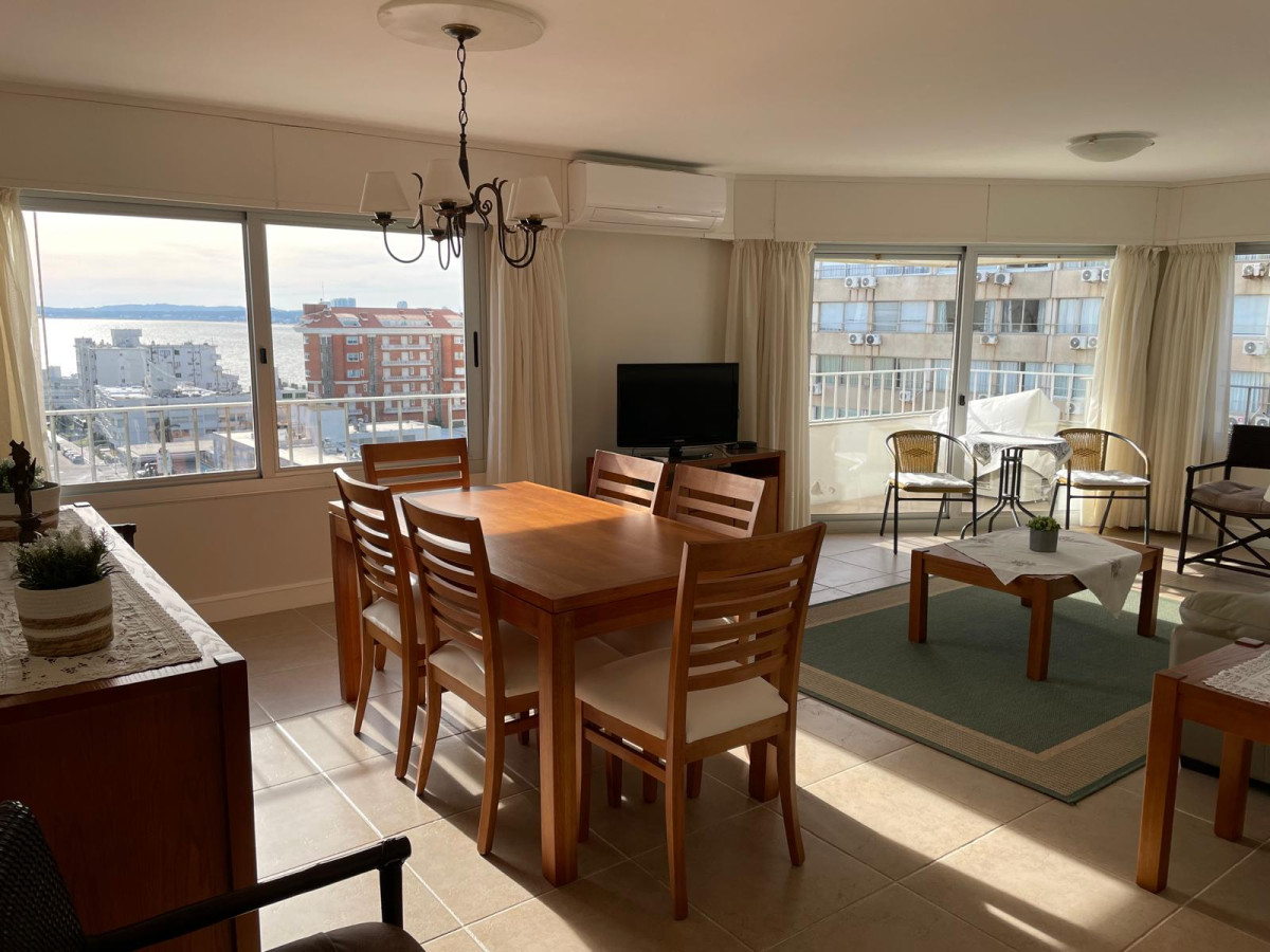 Imagínese despertando en este magnífico apartamento de 3 dormitorios, con 3  baños completos. Con una superficie total de 125 m2, este espacio ha sido diseñado pensando en su comodidad y estilo de vida. La cocina, totalmente equipada, se abre a un amplio living-comedor, creando el ambiente perfecto para las reuniones familiares o las cenas con amigos. El edificio cuenta con servicio de mucama y portería las 24 horas. Este apartamento cuenta con 2 lugares de estacionamiento para su auto, cochera en subsuelo y cochera abierta.

¿Está listo para dar el siguiente paso? Nuestros asesores están disponibles para responder a todas sus preguntas y ayudarlo a hacer de este apartamento su nuevo hogar. ¡Contáctenos hoy mismo!