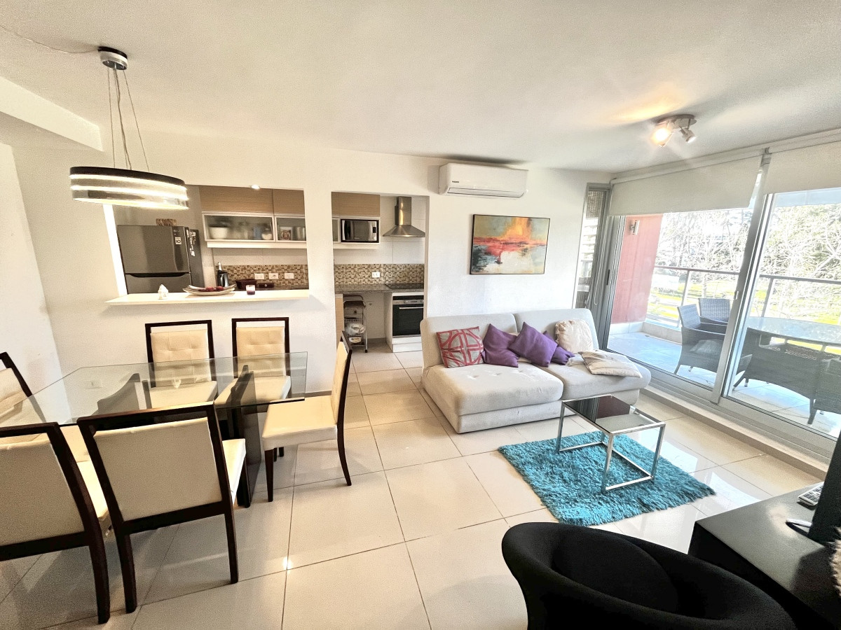     ¡Bienvenido a su nuevo hogar en Roosevelt, Punta del Este! 

Imagínese despertando cada mañana en este luminoso apartamento de 2 dormitorios, con una orientación NorEste que le garantiza la mejor luz natural durante todo el día. La cocina completa está lista para inspirar sus habilidades culinarias, mientras que el espacioso living y comedor ofrecen el lugar perfecto para entretener a sus invitados o disfrutar de una noche tranquila en casa.

¿Necesita refrescarse? Sumérjase en la piscina privada del edificio, un verdadero oasis en medio de la ciudad. Y no se preocupe por los gastos adicionales, los gastos comunes son de tan solo $16000.

Con una superficie propia y total de 95 m2, este apartamento ofrece el espacio y la comodidad que usted y su familia necesitan. 

No deje pasar esta oportunidad única de vivir en uno de los barrios más codiciados de Punta del Este. Nuestros asesores están listos para responder todas sus consultas. ¡Contáctenos hoy mismo!