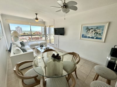 Apartamento de dos dormitorios con vista a playa mansa en venta