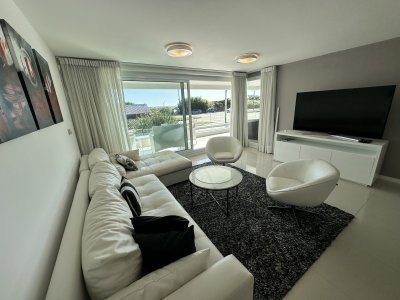 Hermoso apartamento con amplia terraza propia y patio propio