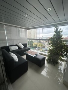 Apartamento de 2 dormitorios en torre de categoría a 1 cuadra de Playa Mansa