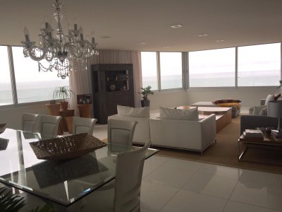 Apartamento de lujo frente al mar, piso alto, 4 dormitorios en alquiler.