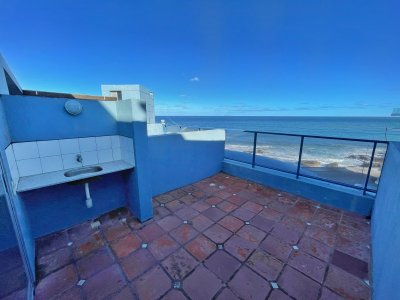 En venta apartamento frente al mar con parrillero propio y piscina