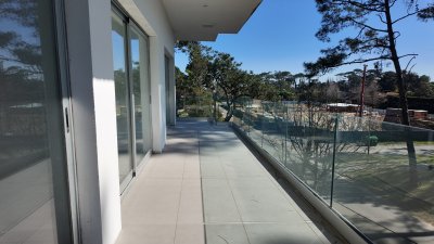 Apartamento 2 dormitorios Bajos gastos gran terraza playa mansa