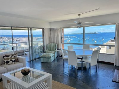 Apartamento amplio, luminoso con excelentes vistas al mar , y Puerto de Punta del Este