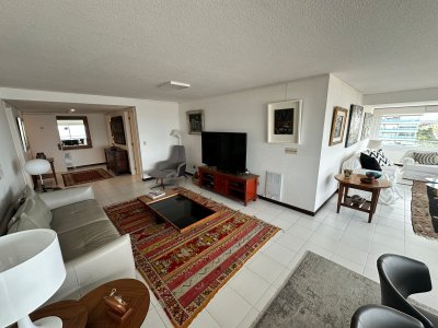 Excelente apartamento en torre de categoría frente a Playa Brava