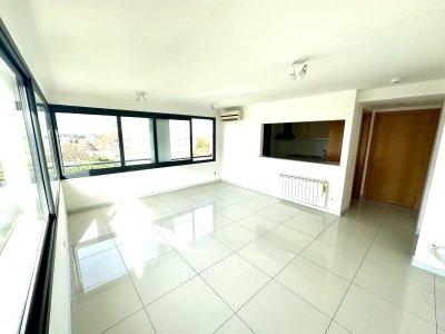 Cómodo apartamento para vivienda u oficina en torre de categoría en Maldonado