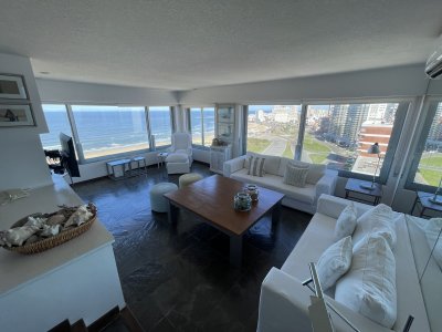 Hermoso apartamento frente al mar en Playa Brava. 