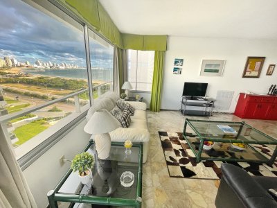 Apartamento de dos dormitorios y dependencia frente al mar
