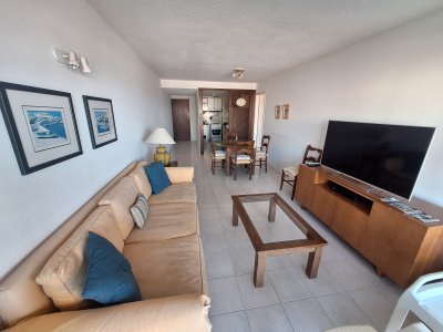 Amplio apartamento de 1 dormitorio y medio con vista al mar