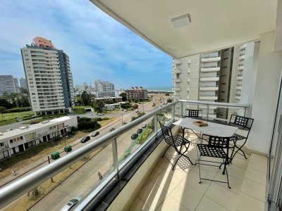 Moderno apartamento en venta a pasos de la playa 2 dormitorios 2 baños cocina con lavadero balcon y amenities