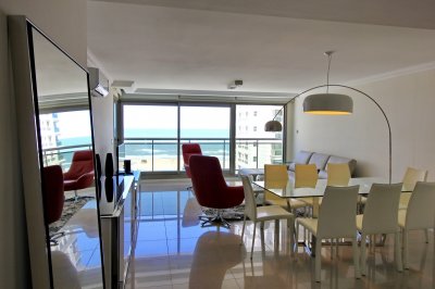 Apartamento de 3 dormitorios, primera linea frente al mar, en alquiler y venta, Punta del Este