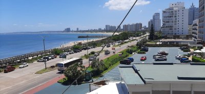 Amplio apartamento frente al mar