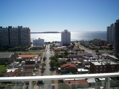 Hermoso apartamento de 3 dormitorios con vista al mar y todos los servicios!!